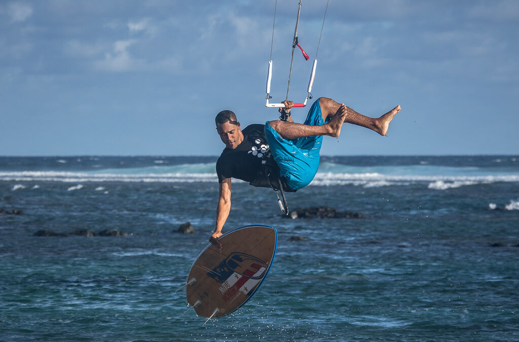 What is strapless kitesurfing? Best kite spots for wave riding